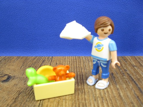 Junge mit spielzeug figur - junge,